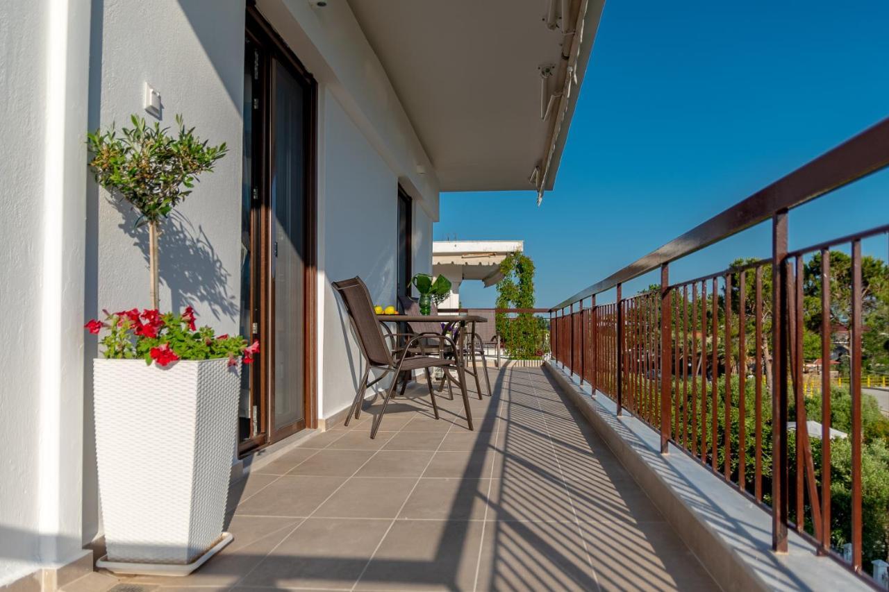 Dimi Seafront Apartment By Rentals Pro Services - Nea Moudania Bagian luar foto
